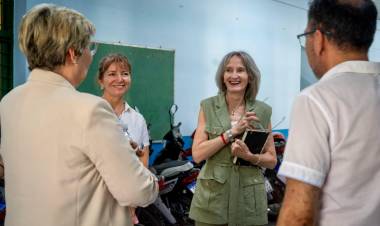 SORPRESIVA LLEGADA DE LA MINISTRA DE EDUCACIÓN SOFÍA NAIDENOFF A ESCUELAS DEL GRAN RESISTENCIA 