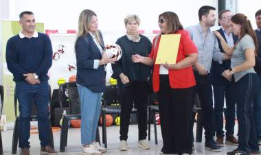 SÁENZ PEÑA: EL GOBIERNO DEL CHACO ENTREGÓ ELEMENTOS DE EDUCACIÓN FÍSICA A 175 ESCUELAS PRIMARIAS Y SECUNDARIAS