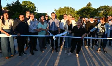 EL GOBERNADOR ZDERO INAUGURÓ CUADRAS DE PAVIMENTO URBANO EN LAS PALMAS