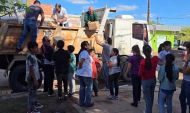 NUEVOS TIEMPOS EN EDUCACIÓN: EN CASTELLI EL GOBIERNO ENTREGÓ LIBROS Y KITS ESCOLARES PARA INSTITUCIONES DE LA REGIONAL EDUCATIVA II