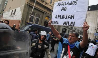 LOS JUBILADOS SE VUELVEN A MOVILIZAR FRENTE AL CONGRESO