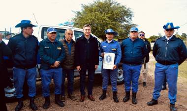 EL GOBERNADOR ZDERO ENTREGÓ UNA CAMIONETA 4X4 PARA FORTALECER AL DESTACAMENTO RURAL DE LA LEONESA