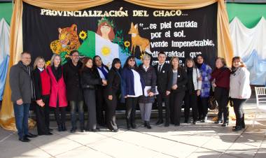 LA MINISTRA NAIDENOFF TOMÓ LA PROMESA DE LEALTAD A LA BANDERA A 140 ESTUDIANTES DE LA EEP Nº 972 EN EL DÍA DE LA PROVINCIALIZACIÓN DEL CHACO
