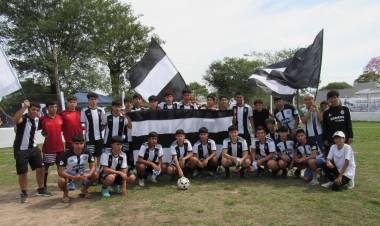 TRAS 18 AÑOS: EL CLUB UNIÓN DE COLONIA ELISA VOLVIÓ A JUGAR DE LOCAL EN SU CANCHA, RECIENTEMENTE INAUGURADA POR EL GOBIERNO PROVINCIAL