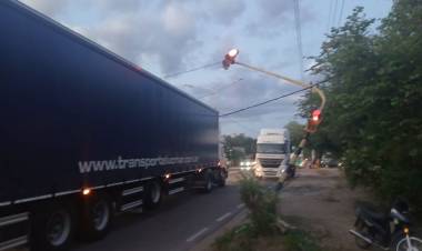 DOS TRABAJADORES DE SECHEEP FUERON EMBESTIDOS POR UN CAMIÓN: UNO DE ELLOS ESTÁ GRAVE