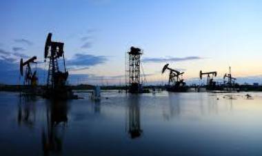 EL PETRÓLEO COTIZA A US$102, TRAS EL BLOQUEO DEL ESTRECHO DE ORMUZ