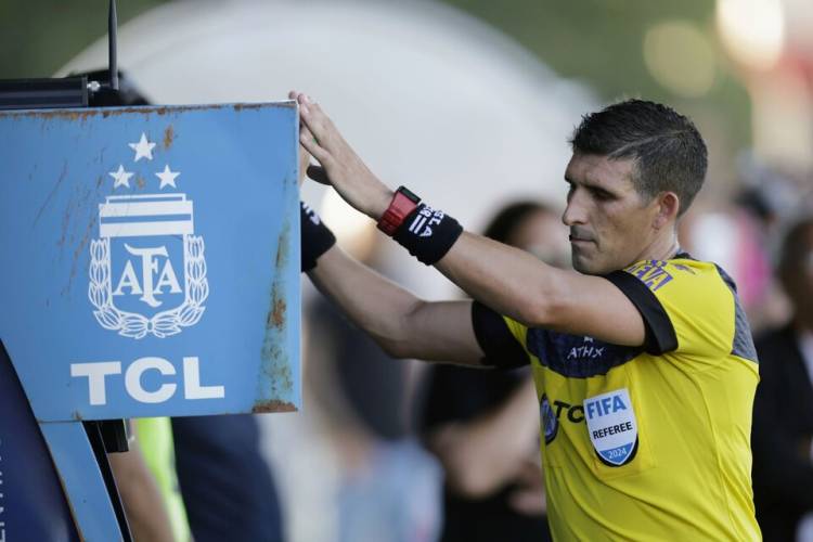 LOS AUDIOS DEL VAR EN LA POLÉMICA JUGADA DEL PENAL A RIESTRA VS RIVER: "ANDRÉS, ME EQUIVOQUÉ EN ALGO"