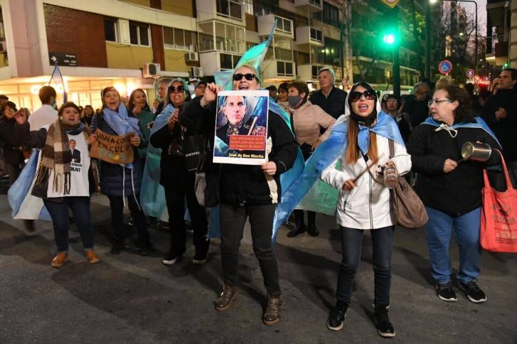 CON PERMISO PARA PORTAR UNA MOLOTOV EN LA MOCHILA