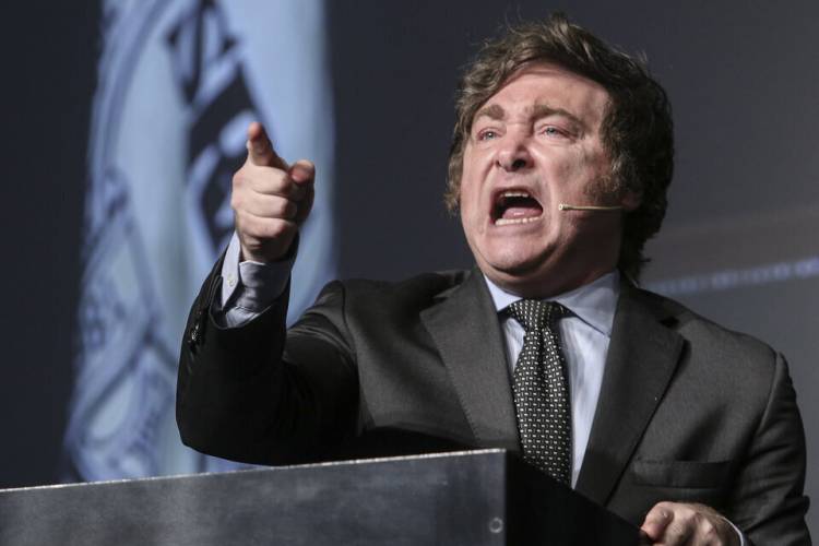 AL FONDO Y A LA DERECHA