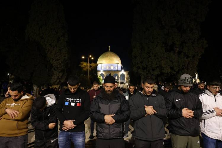 ISRAEL IMPIDE A CIENTOS DE PALESTINOS REZAR EN LA EXPLANADA DE LAS MEZQUITAS
