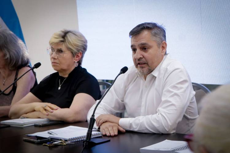 GOBIERNO Y SINDICATOS DOCENTES SE REUNIERON HOY EN UNA MESA DE TRABAJO 