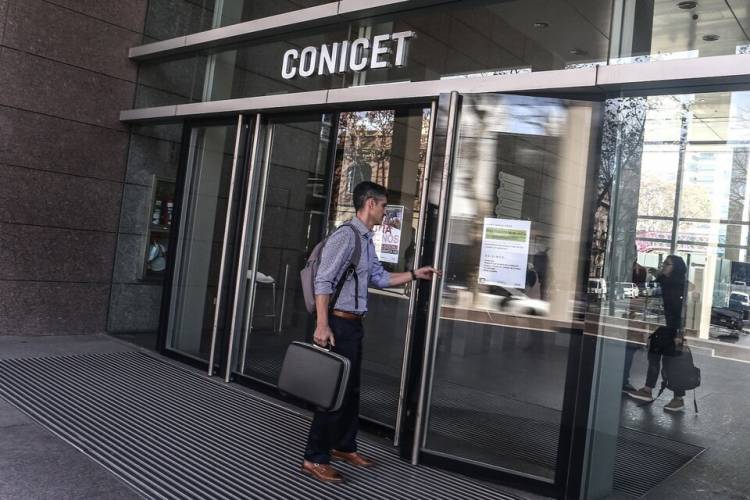 "DEJAR AL CONICET SIN PERSONAL IMPLICA PARALIZARLO Y PONER EN RIESGO A LA CIENCIA"