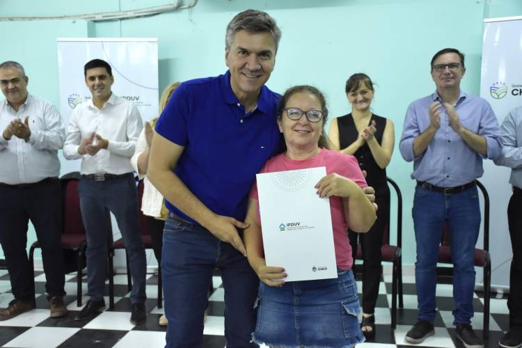 EL GOBERNADOR ZDERO ENTREGÓ TÍTULOS DE PROPIEDAD A VECINOS DE 8 BARRIOS, EN PINEDO 