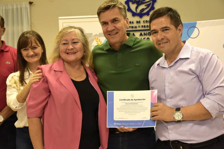 VILLA ÁNGELA: EL GOBERNADOR ENTREGÓ LOS PRIMEROS CRÉDITOS DEL “EMPRENDE ROSA” 