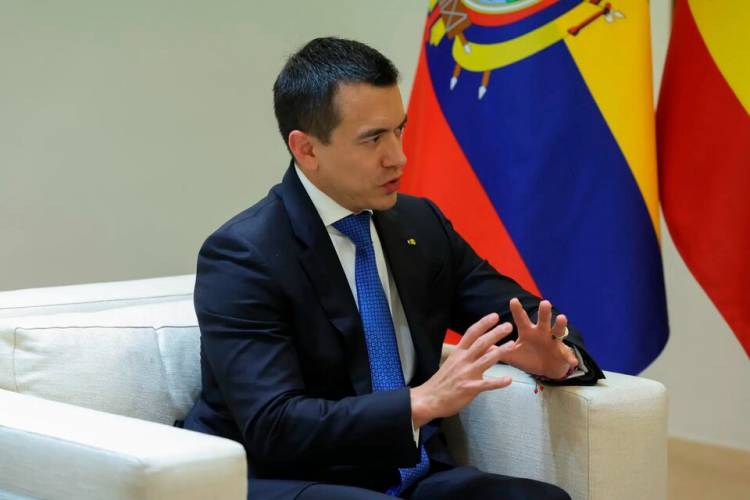 DANIEL NOBOA GOLPEA A UNOS PARA QUEDAR BIEN CON OTROS 
