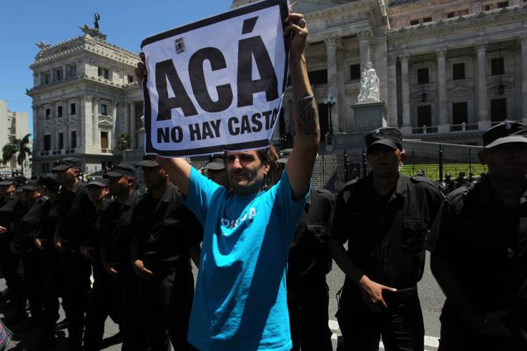 MOTOSIERRA Y LICUADORA, INSTRUMENTOS DEL AJUSTE