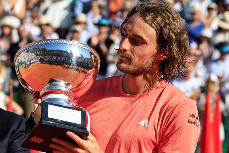 TSITSIPAS FESTEJÓ EN MONTECARLO Y REGRESA AL TOP TEN