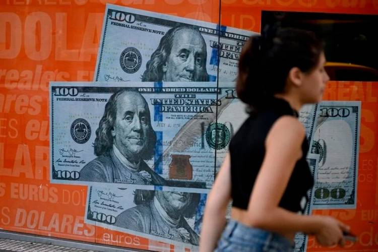 EL RIESGO PAÍS SIGUIÓ EN BAJA Y TERMINÓ EN 1242 PUNTOS