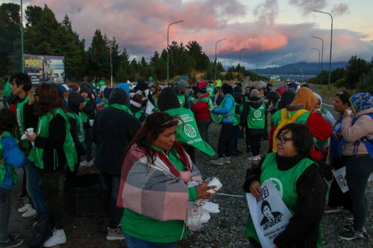 ATE YA BLOQUEA EL AEROPUERTO DE BARILOCHE Y LOS CAMINOS AL LLAO LLAO ANTE LA VISITA DE MILEI