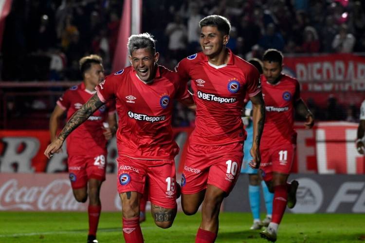 ARGENTINOS LE GANÓ A CORINTHIANS Y ES LÍDER EN SU GRUPO DE LA COPA SUDAMERICANA