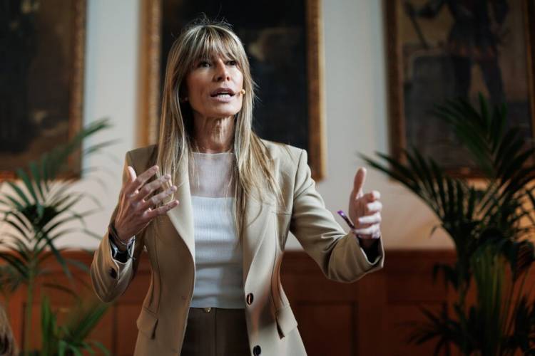 ESPAÑA: ABREN UNA INVESTIGACIÓN CONTRA LA ESPOSA DE PEDRO SÁNCHEZ