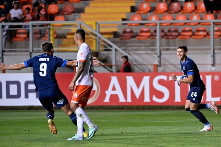 COPA LIBERTADORES: TALLERES GANÓ CON AUTORIDAD EN CHILE Y LIDERA COBRESAL