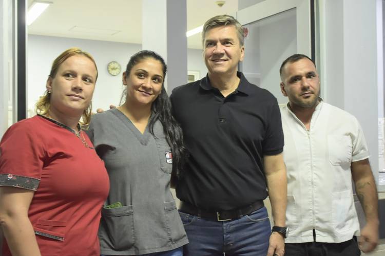 EL GOBERNADOR ZDERO ENTREGÓ UN RESPIRADOR A LA UNIDAD DE TERAPIA INTENSIVA DEL HOSPITAL BICENTENARIO DE CASTELLI 