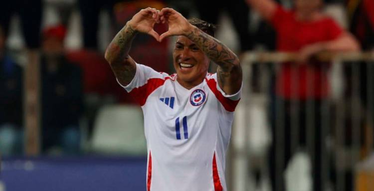 EL FUTBOLISTA CHILENO EDUARDO VARGAS, ESTRELLA DE ‘LA ROJA’, SE BAUTIZA