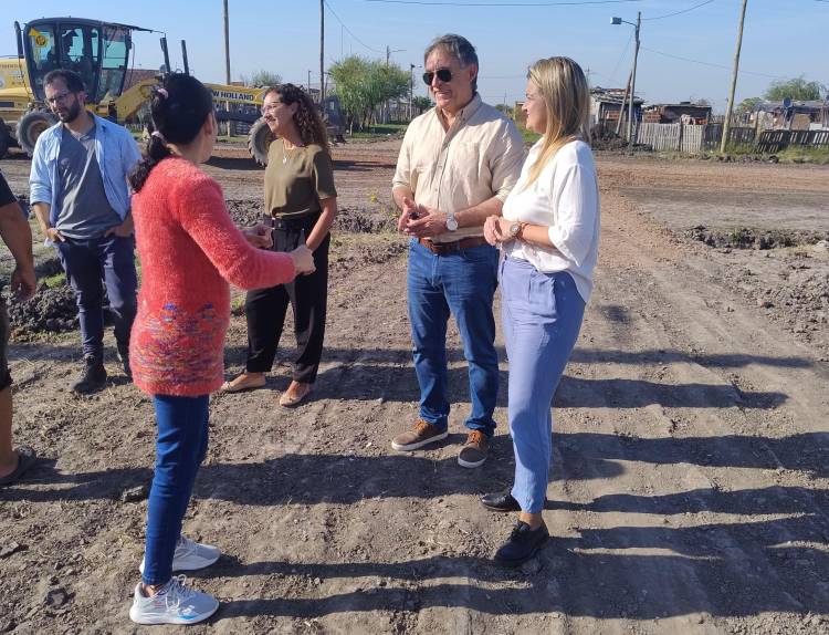 ATENCIÓN INMEDIATA: EL GOBIERNO PROVINCIAL ESTUVO EN LA CHACRA N° 138 DE RESISTENCIA DONDE SE REALIZARON TRABAJOS PARA MEJORAR LA CALIDAD DE VIDA DE VECINOS DE LA ZONA
