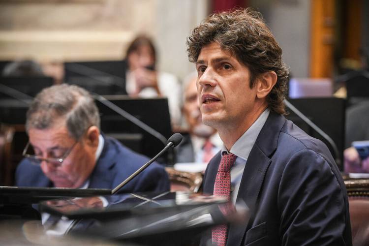 LOUSTEAU EN SOLEDAD, EN MEDIO DEL FUEGO CRUZADO