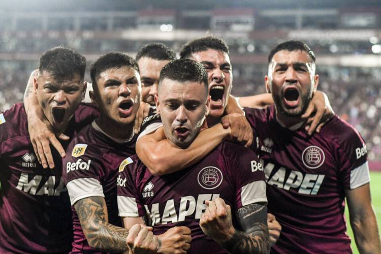 LANÚS LE SACÓ EL INVICTO A RACING EN UNA NOCHE DE BAILE Y EMOCIÓN
