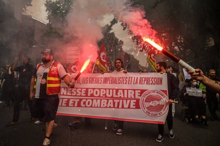 FRANCIA: MILES DE PERSONAS SE MANIFESTARON EN CONTRA LA EXTREMA DERECHA