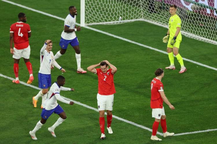 FRANCIA SUPERÓ A AUSTRIA PERO MBAPPÉ SE FRACTURÓ EL TABIQUE