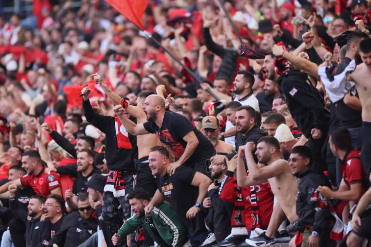 SERBIA AMENAZA CON IRSE DE LA EUROCOPA POR LOS CANTOS EN ALBANIA-CROACIA