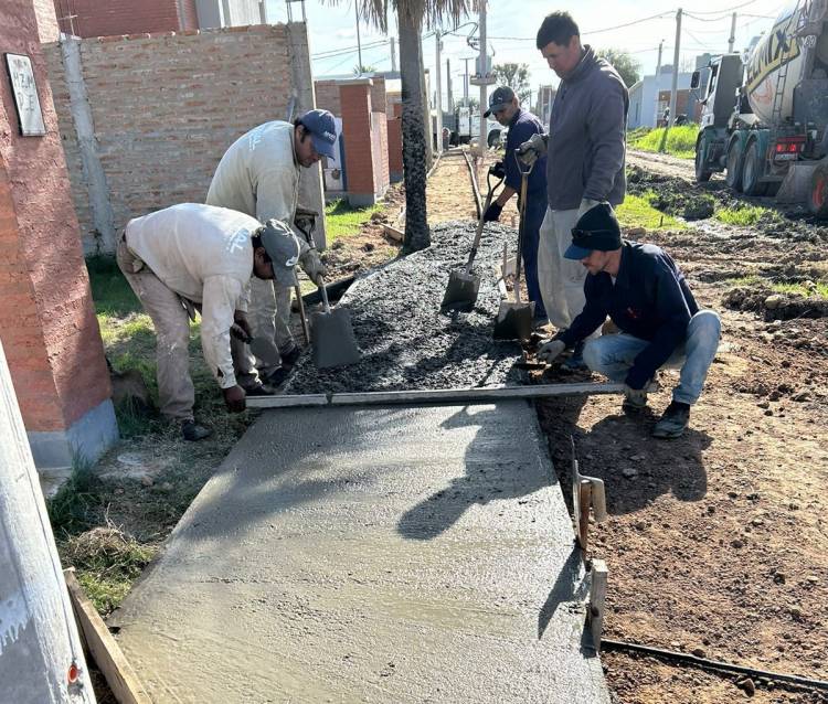 EL IPDUV HABILITÓ EL ALUMBRADO PÚBLICO Y AVANZA EN LAS VEREDAS DE LA CHACRA 137