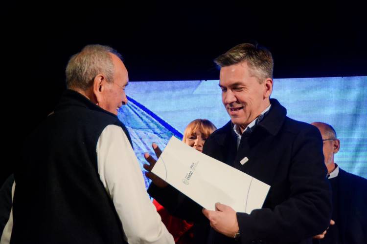 EL GOBERNADOR ZDERO ENTREGÓ TÍTULOS DE PROPIEDAD A VECINOS DE 10 BARRIOS DE RESISTENCIA