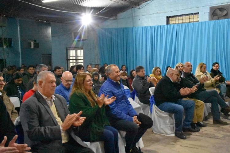 EL INTENDENTE ADALBERTO PAPP PARTICIPÓ EN EL 13° ANIVERSARIO DE LA ESCUELA DE FORMACIÓN PROFESIONAL N°43 "CORA"