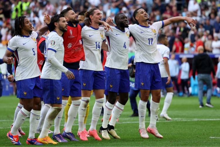 EUROCOPA: FRANCIA PASÓ POR UN GOL EN CONTRA