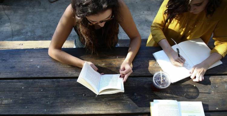 LEER LA BIBLIA COINCIDE CON MAYOR FELICIDAD EN LA GENERACIÓN Z