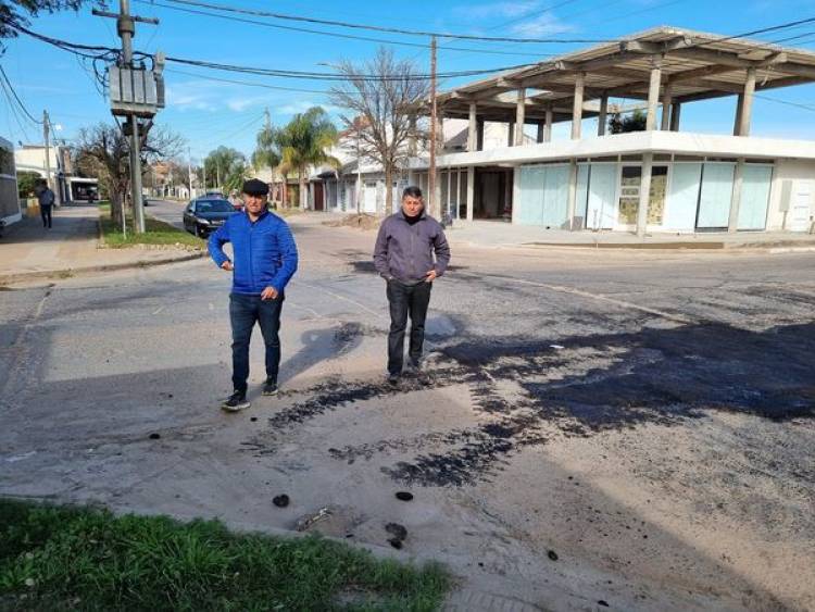 EL MUNICIPIO DE VILLA ÁNGELA AVANZA EN LA REPARACIÓN DE BACHES Y ALCANTARILLAS