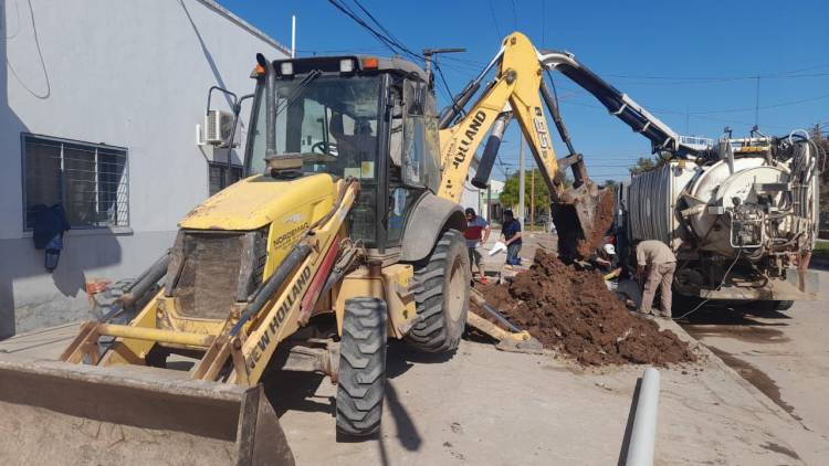 CHARATA: EL GOBIERNO PROVINCIAL INSTALÓ NUEVA CAÑERÍA Y LIMPIÓ LA RED CLOACAL DE LA ALCAIDÍA