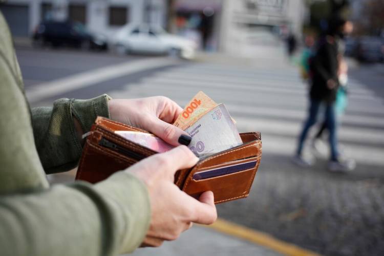 SALARIOS E INGRESOS VERSUS INFLACIÓN