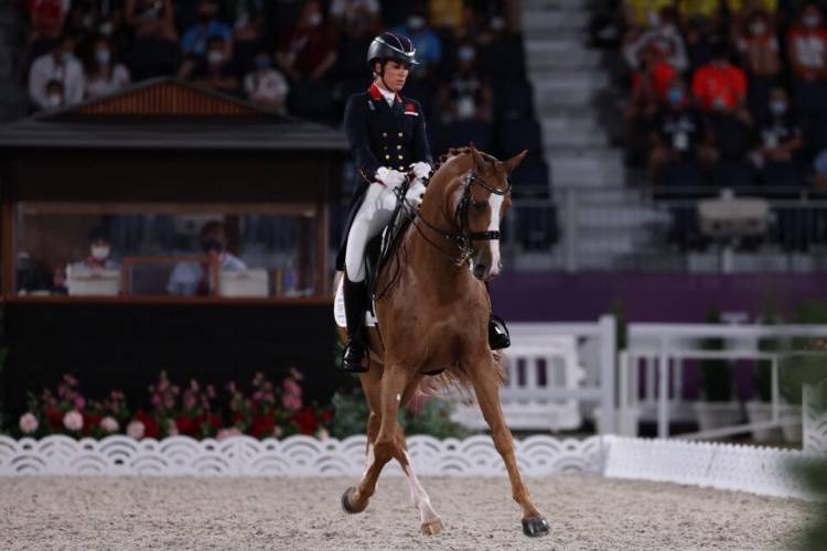 ESCÁNDALO EN REINO UNIDO POR UNA JINETE QUE GOLPEÓ A UN CABALLO