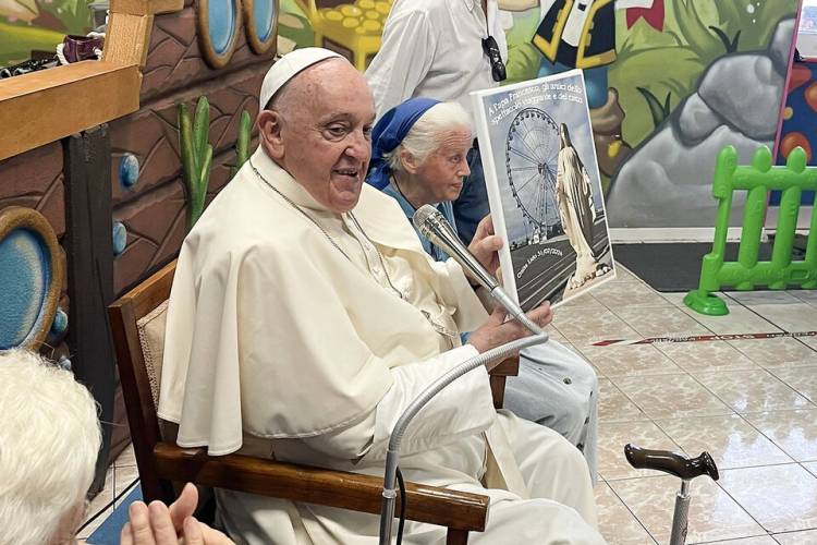 EL PAPA FRANCISCO VISITÓ A LA SOBRINA DE UNA DE LAS MONJAS FRANCESAS DESAPARECIDAS