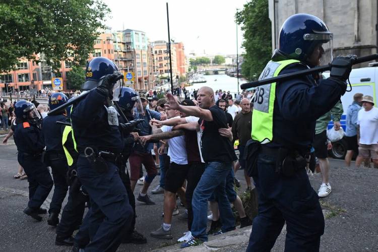 REINO UNIDO: NO CESAN LOS ATAQUES RACISTAS DE GRUPOS DE EXTREMA DERECHA