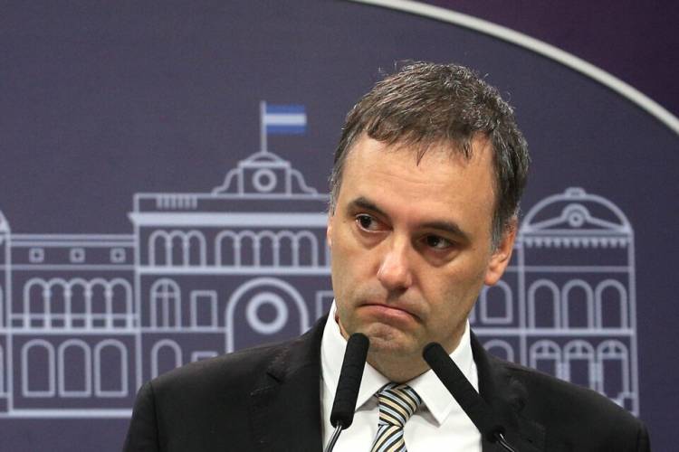 AHORA ADORNI PREFIERE SER CAUTELOSO