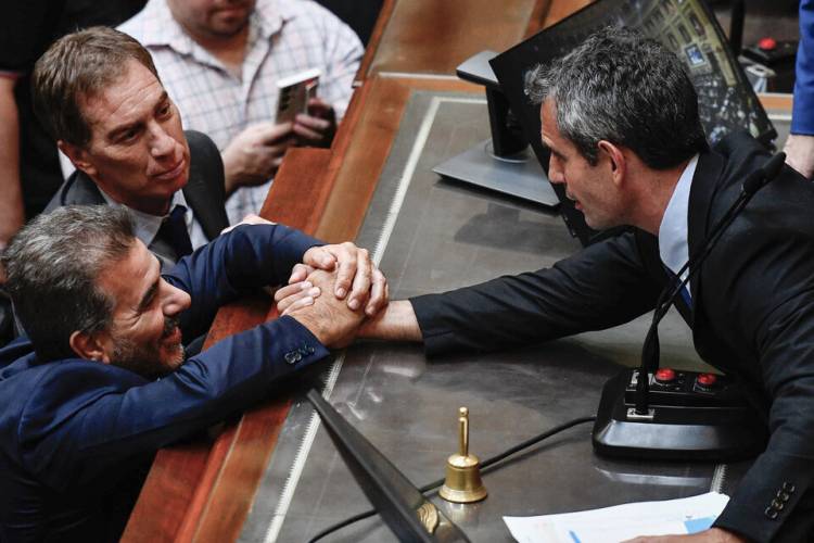 EL PRO Y LLA SE PELEAN EN DIPUTADOS PARA VER QUIÉN PROSCRIBE PRIMERO A CRISTINA KIRCHNER