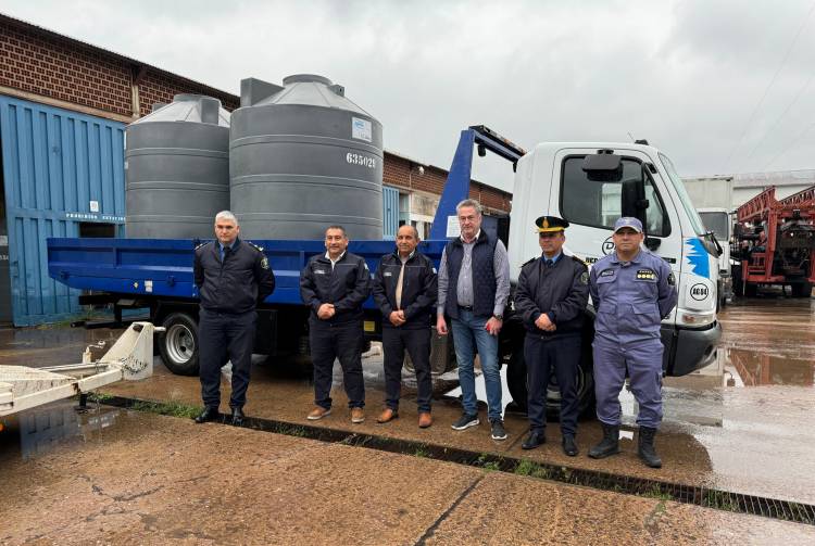 LA POLICIA DEL CHACO RECIBIÓ TRES TANQUES DE AGUA DE 5.000 LITROS 