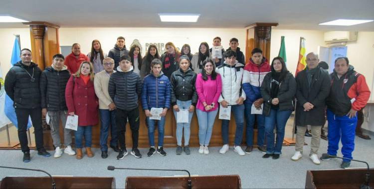 ESTUDIANTES DE CAPITÁN SOLARI SE SUMARON A LA EXPERIENCIA DE VISITAR LA LEGISLATURA Y FORMARSE SOBRE EL ROL DE LOS DIPUTADOS