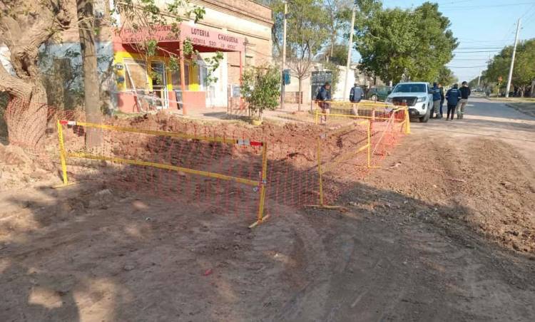 VILLA ÁNGELA: TRAS AÑOS DE ABANDONO, EL GOBIERNO PROVINCIAL REPARÓ CAÑO COLECTOR DE CLOACAS 